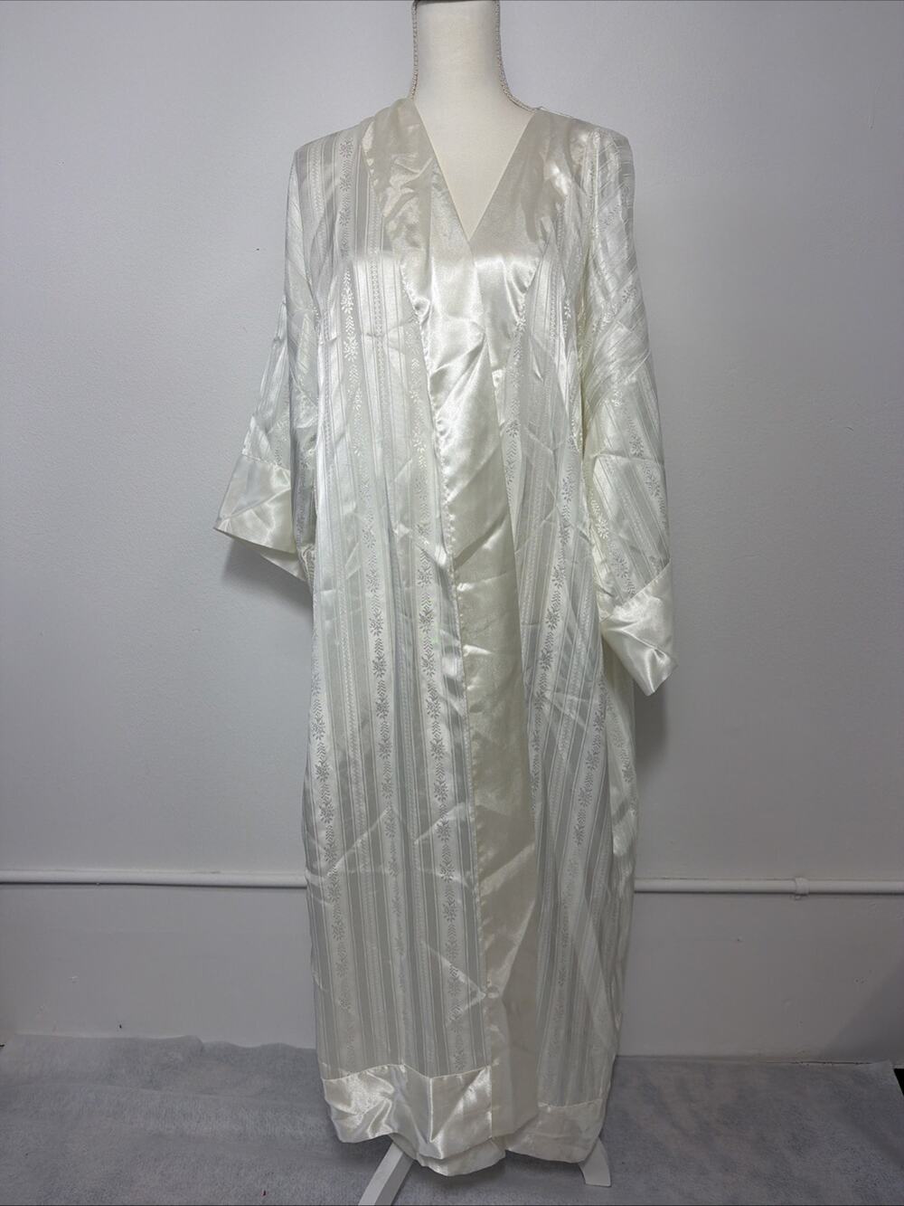 Victorias Secret Gold Label Ivory Satin Robe Long Kimono Lightweight M L